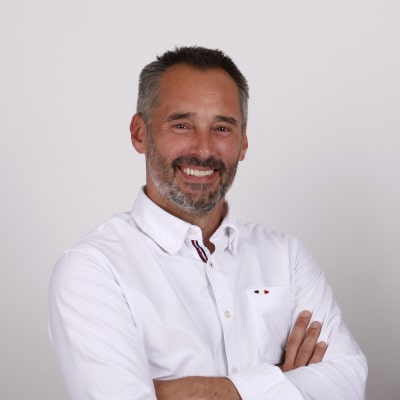 Sécuriser son carve-out IT avec l’aide d’un Directeur des Systèmes d’Information en Temps Partagé Augmenté 2 Emmanuel DEBRUERES President CEO co dirigeant dOXBOW Reference DSI
