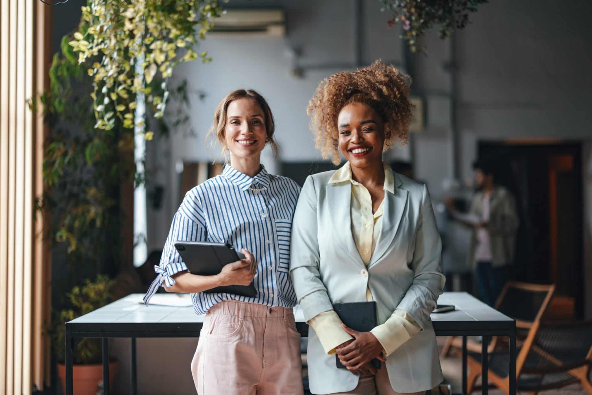 Deux femmes qui accompagnent les PME & ETI au sein de leur direction marketing et digitale afin dé sécuriser leur projets