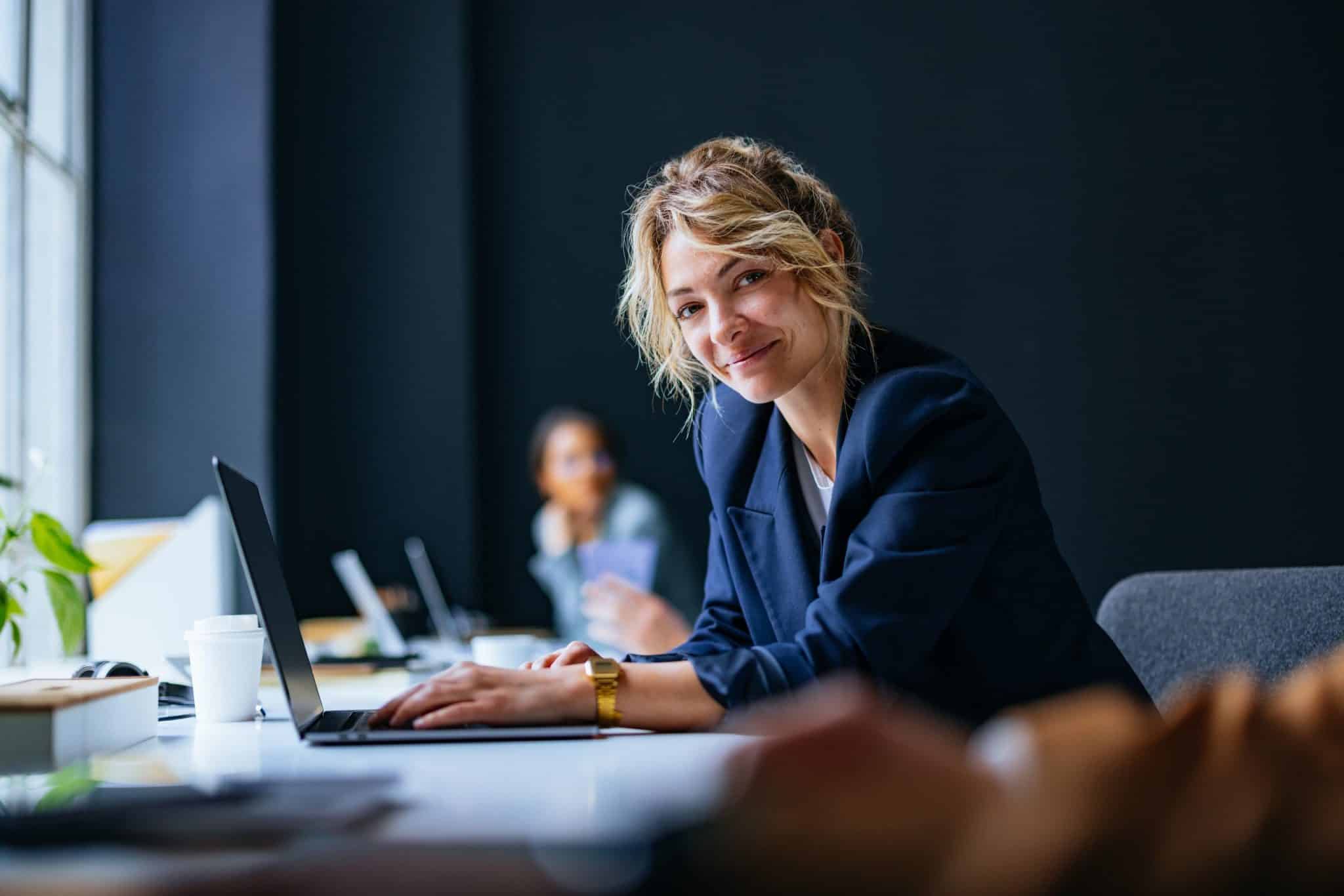 femme qui travaille à temps partagé - Direction Temps Partagé