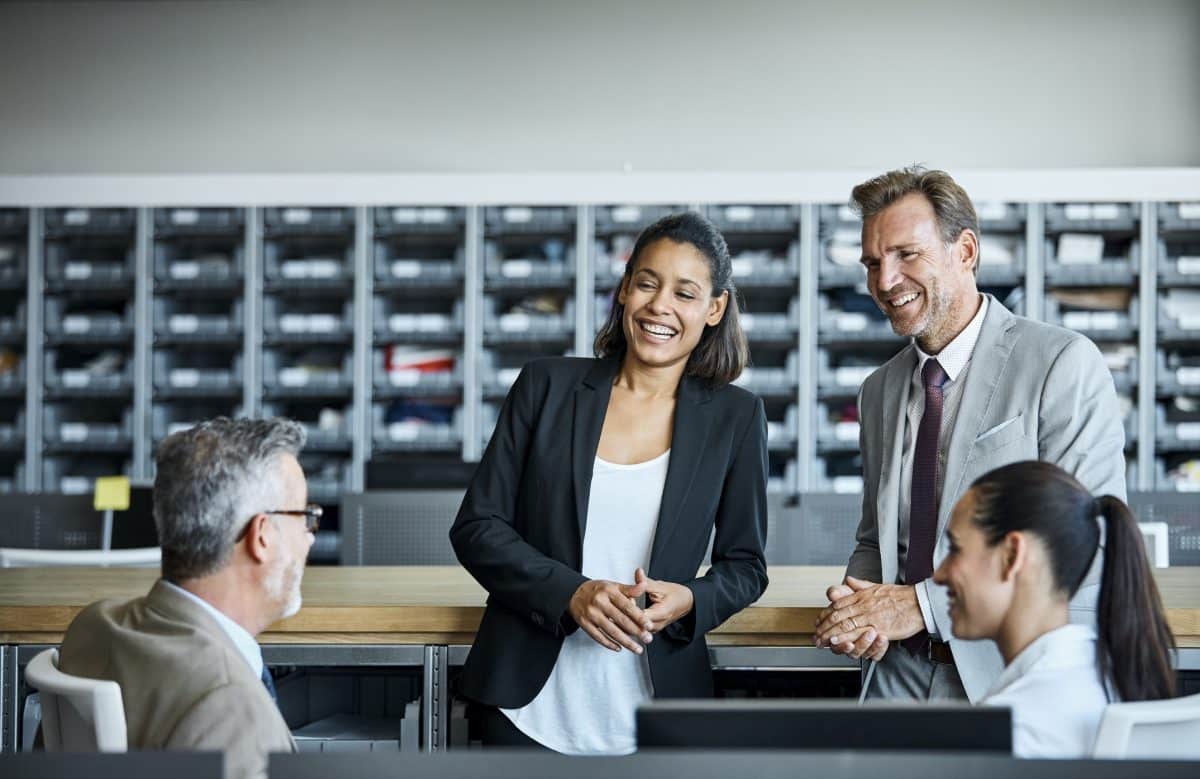 Des experts à temps partagé augmenté discutant de projets en entreprise