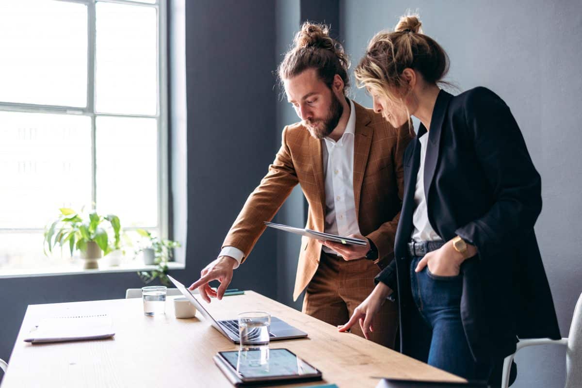 2 collaborateurs collaborent grâce à l'innovation du Temps partagé augmenté