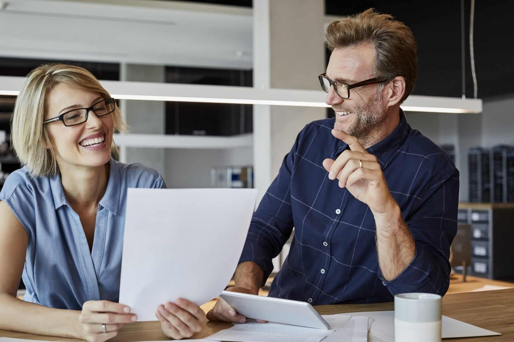 Deux salariés qui échangent leurs connaissances et savoirs-faire