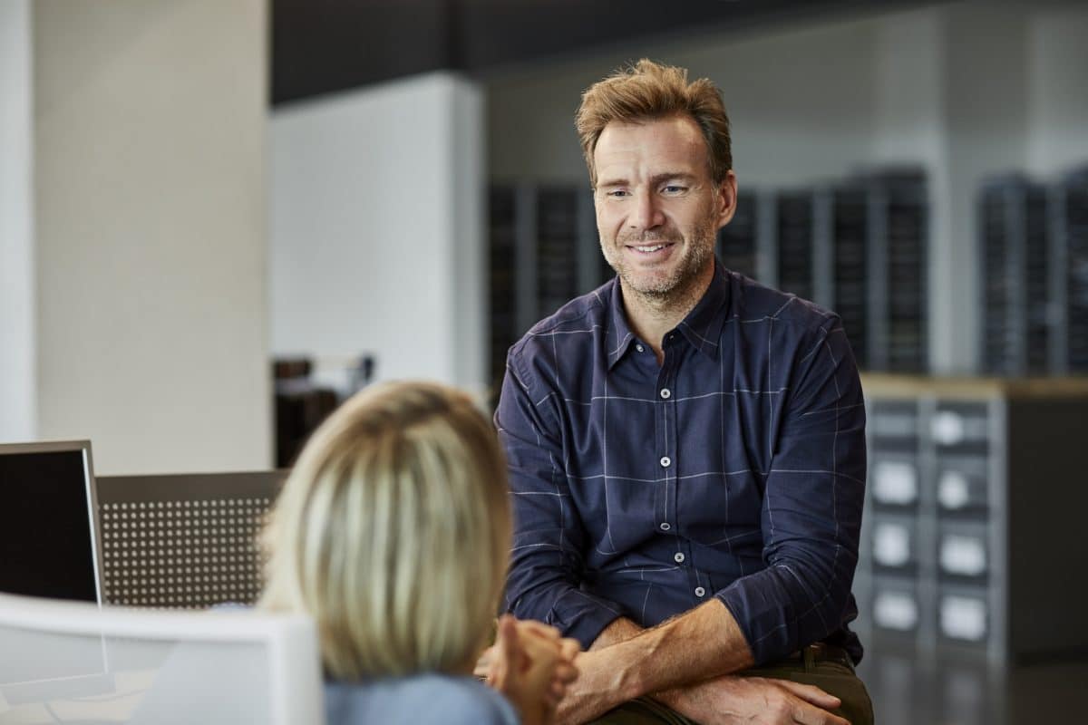 un homme échange avec une femme sur le rôle de la direction des systèmes d'information dans une entreprise