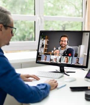 Charte de télétravail : illustration d'un collaborateur en réunion à distance