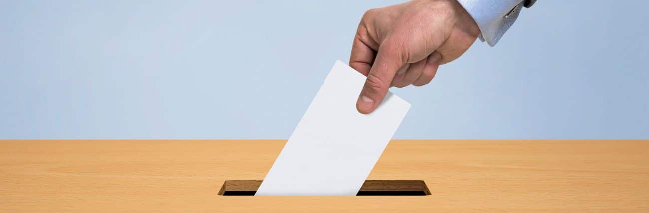  Visuel d'un bulletin de vote glissé dans une urne pour des élections professionnelles CSE 