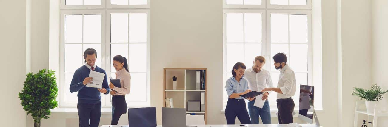 professionnel expliquant la marque employeur PME à ses collègues