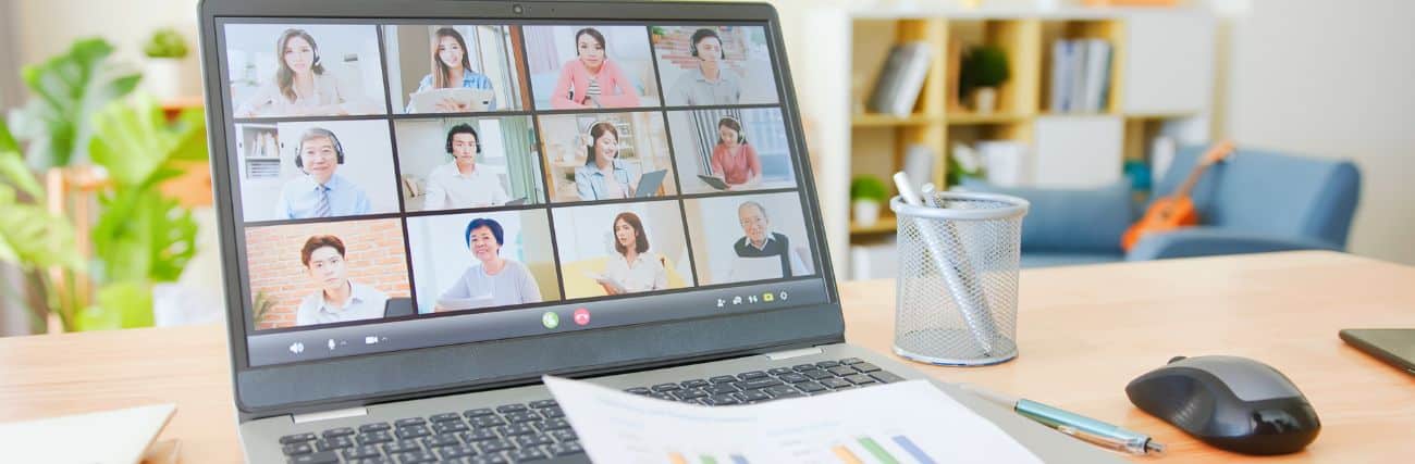  Réunion à distance sur un poste de télétravail optimisé : illustration organisation télétravail 