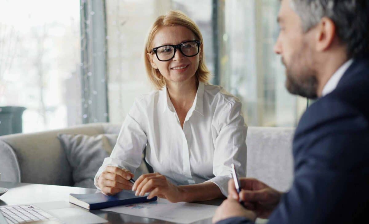 Les 8 bénéfices de l’externalisation RH pour les PME 1 DRH en discussion avec un dirigeant de PME pour externaliser les ressources humaines