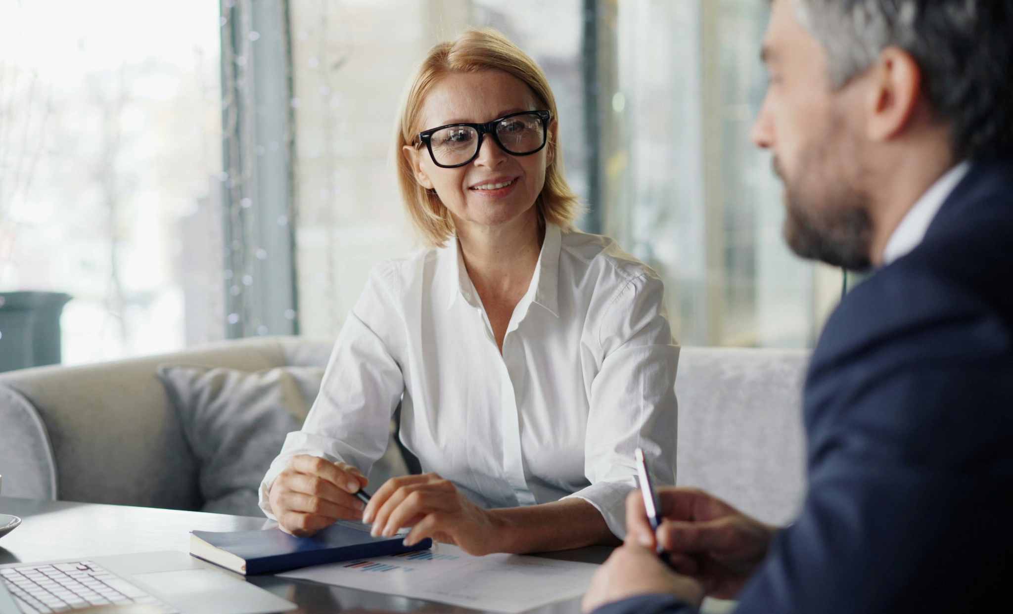 DRH en discussion avec un dirigeant de PME pour externaliser les ressources humaines