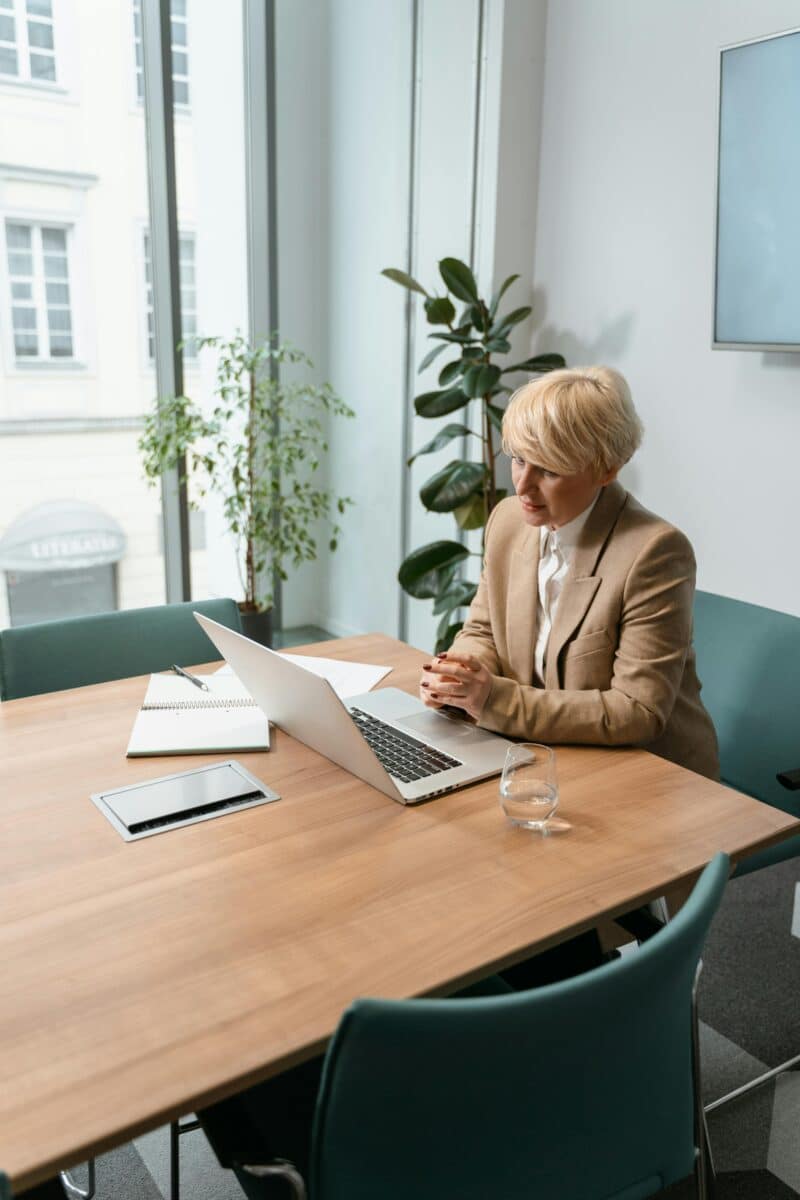 Explorez les effets du travail hybride sur la santé mentale des salariés et comment l’entreprise peut limiter les risques psychosociaux pour améliorer le bien-être.