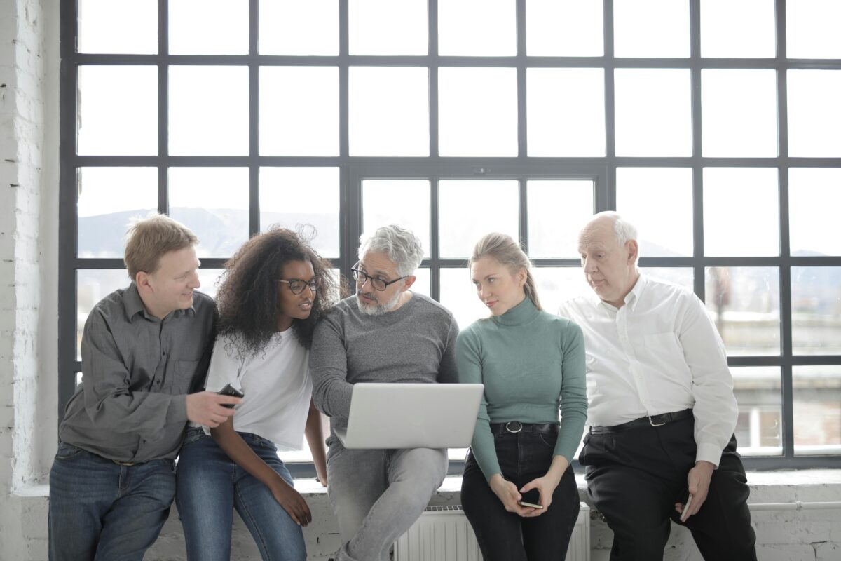 Découvrez comment prévenir et gérer les conflits intergénérationnels en entreprise grâce à un management adapté et une communication inclusive.